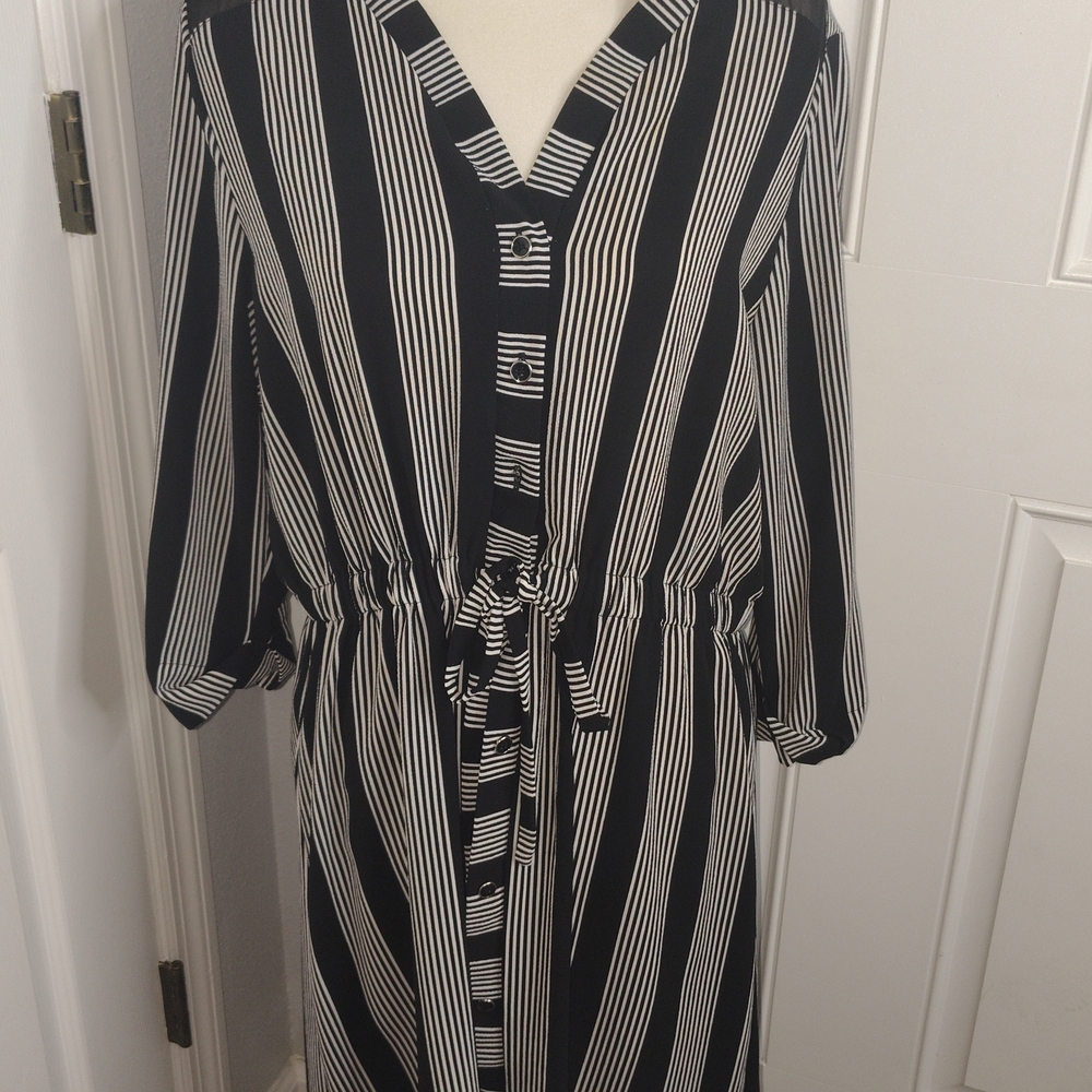 Black and Gray V-Neck Buttoned Dress with 3/4 Sleeves
